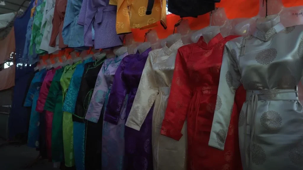traditional deels hanging