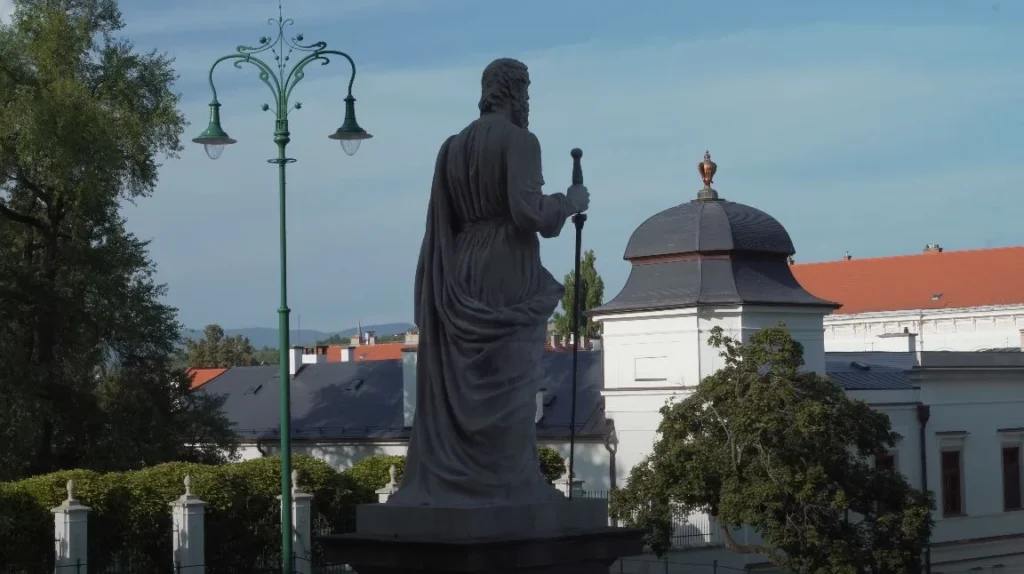statue