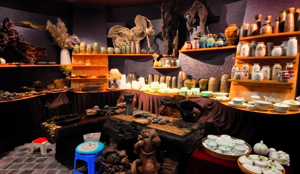 Bat trang pottery meusium 1