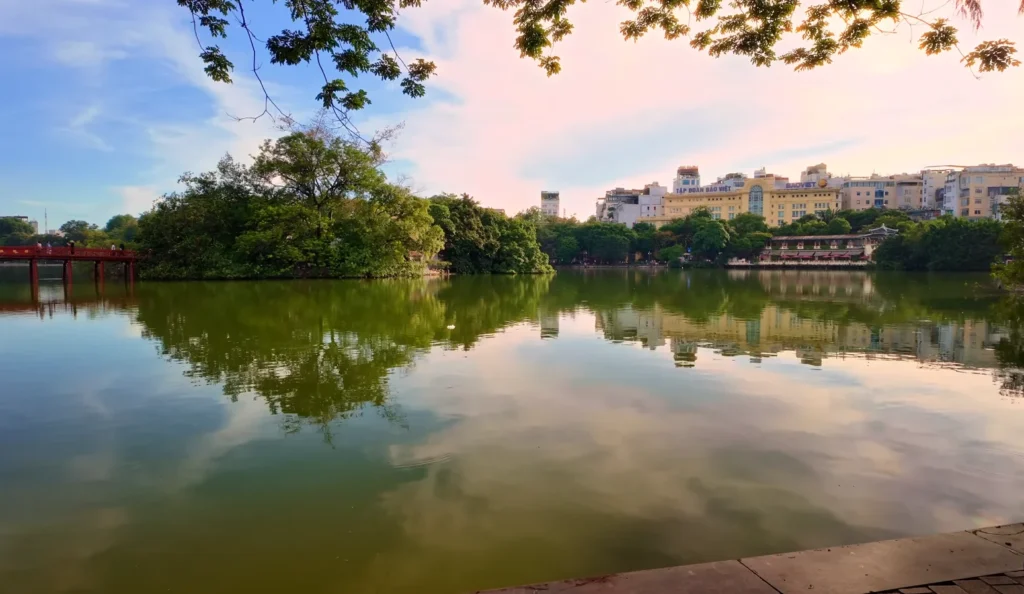 Hoan kiem lake 2