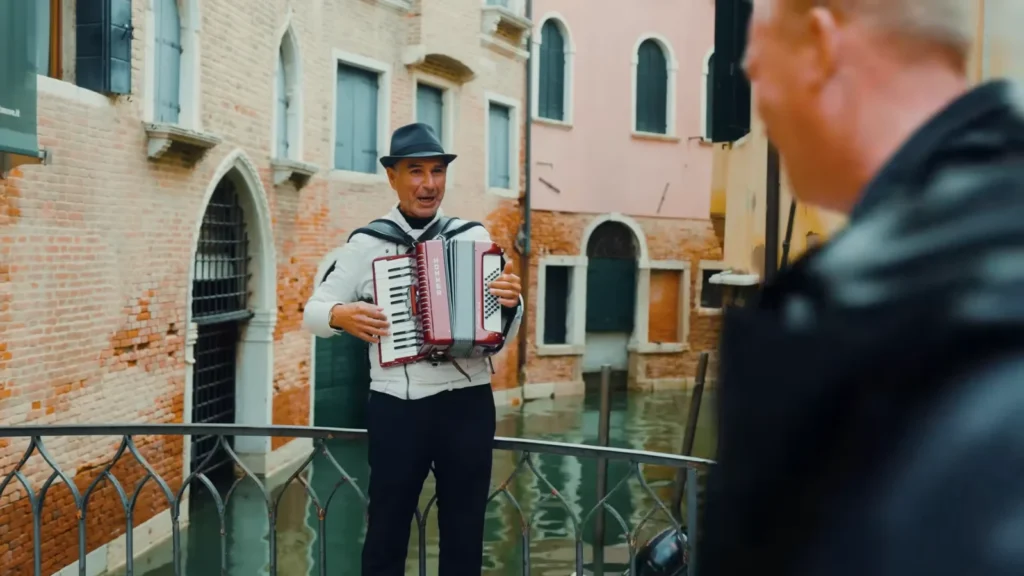 Meusicion on the bridge