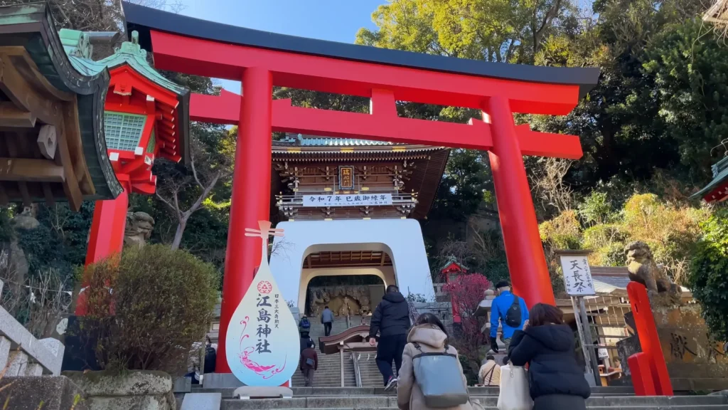 Red torii gate at Nakatsu-miya