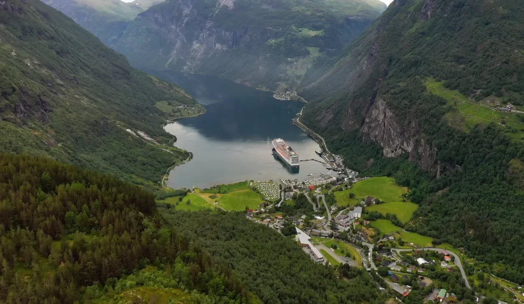 small village of Geiranger (1)