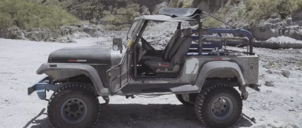 Off-roading adventures with 4x4 vehicles in volcanicsandy terrain (1)